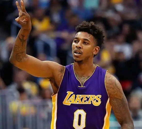 对强侧持球 对强侧持球